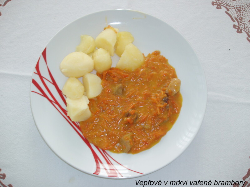 Vepřové v mrkvi vařené brambory